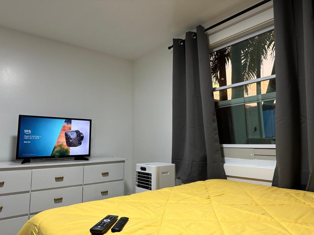 Serene Full Bed With 50 Inch Smart Tv, Netflix, Airplay, Mini-Fridge, And 500 Mbps Wifi Near Fiu, Dolphin Mall, Airport Miami Exterior photo